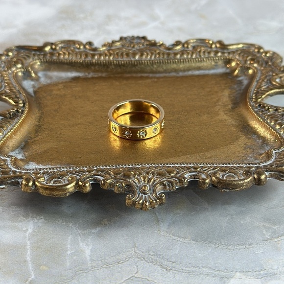 Elegant Gold Band with Intricate Design - Picture 4 of 6